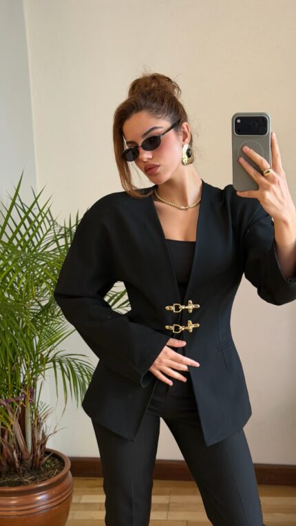 Gold Detaylı Yakasız Blazer