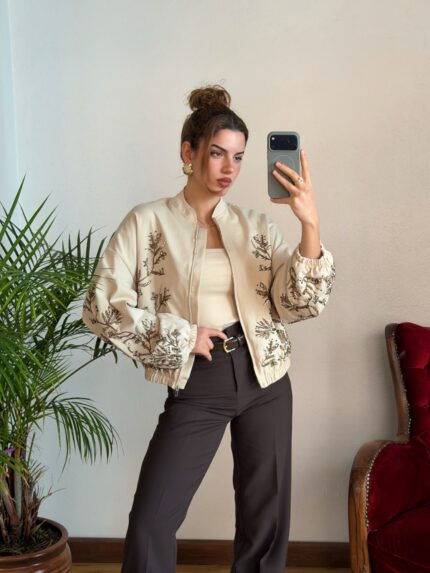 İşlemeli Ekru Bomber Ceket